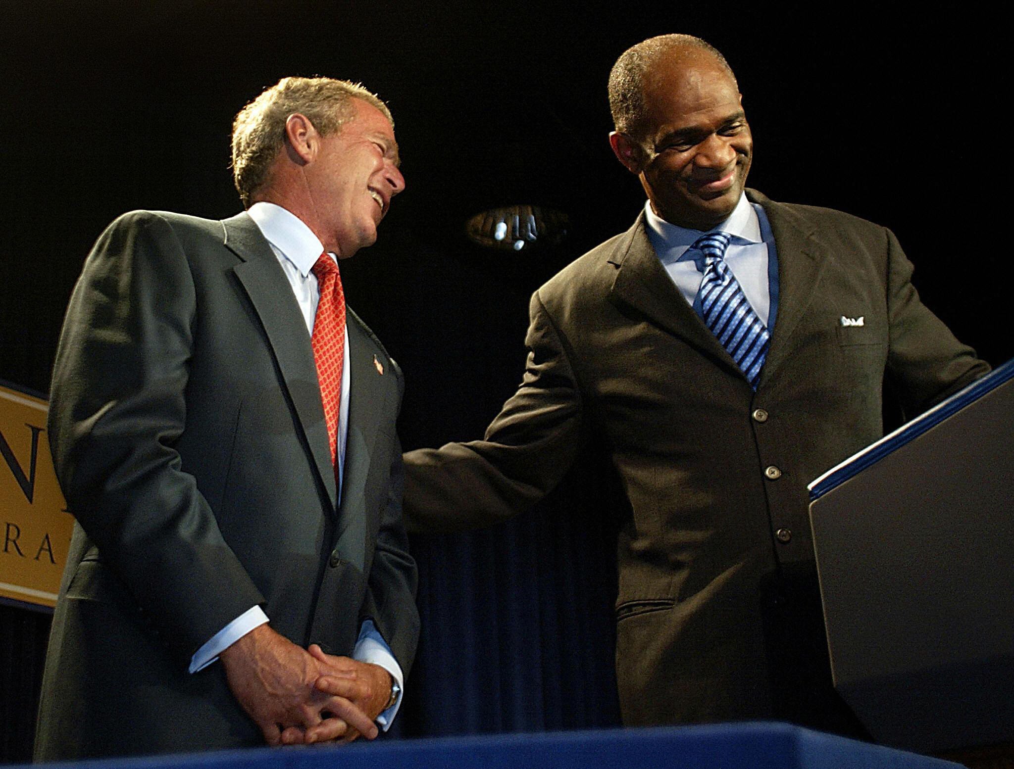 US President George W. Bush (L) is greet