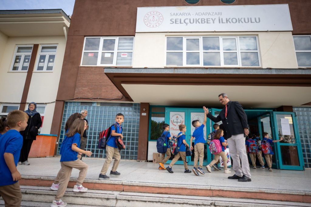 First bell rings as 2025-2026 academic year begins in Turkiye