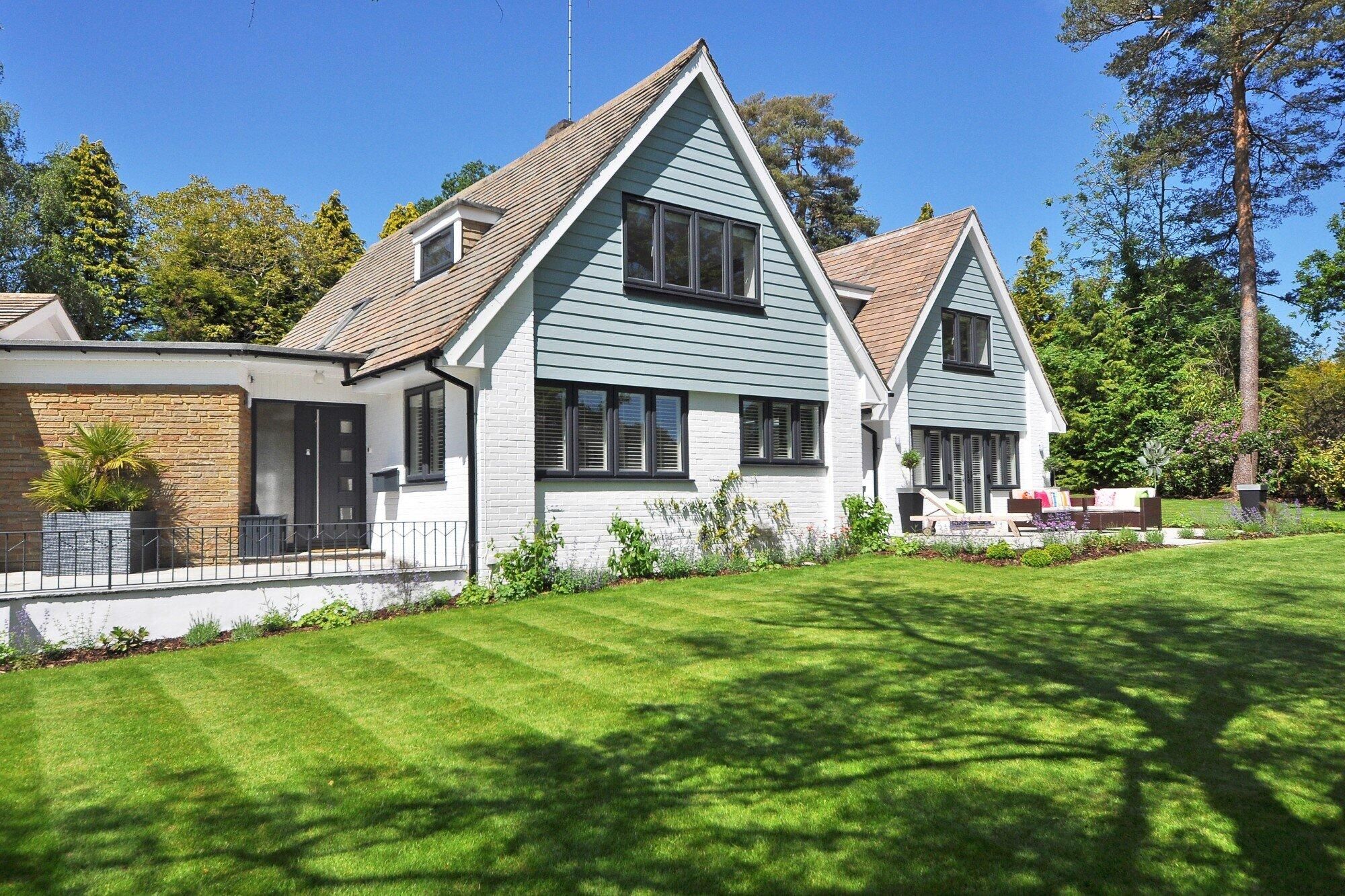 How to choose reliable local contractors for exterior house upgrades